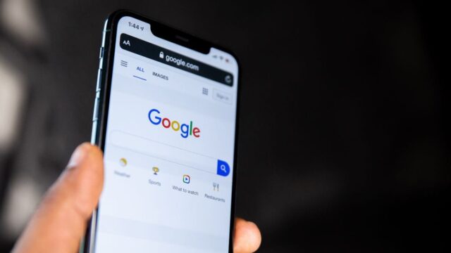 Ilustrasi Google di HP.(Unsplash/Solen Feyissa)
