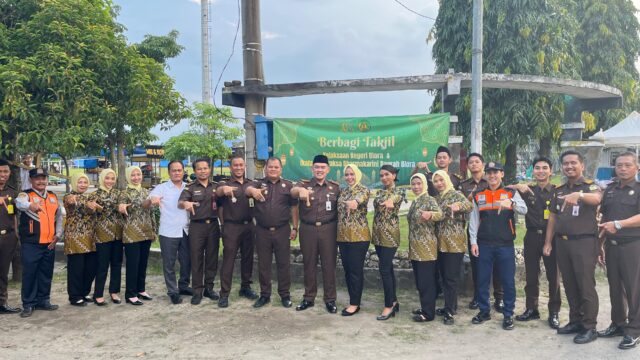 Wujud Kepedulian di Bulan Suci, Kejari Blora dan IAD Bagikan Ratusan Takjil Sekaligus Berdayakan UMKM Lokal