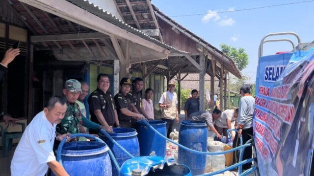 Kering Kerontang Tak Menyurutkan Kepedulian, Kejari Blora Kembali Salurkan Air Bersih untuk Warga Nglebur
